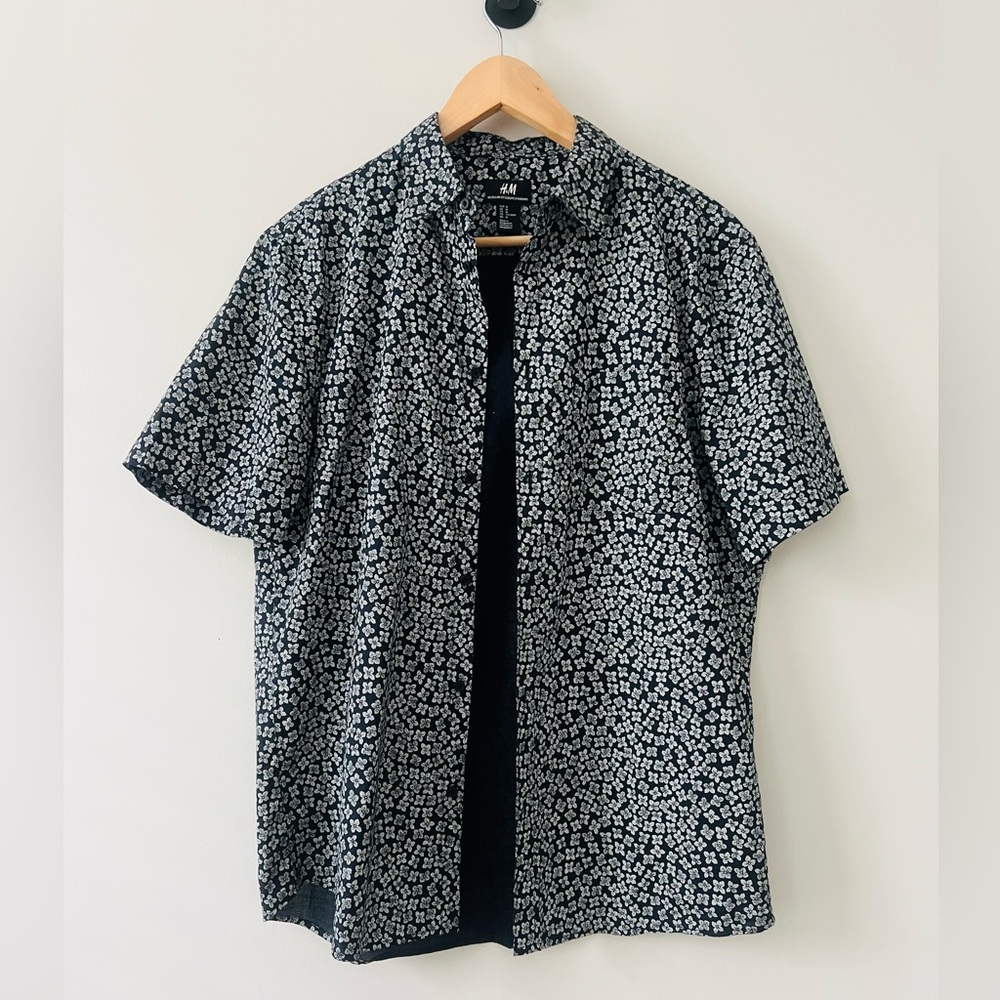 H&M Black & white floral button down shirt short sleeve size M